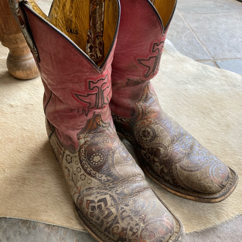 Size 8 Tin haul boots. Worn but have many more miles on them